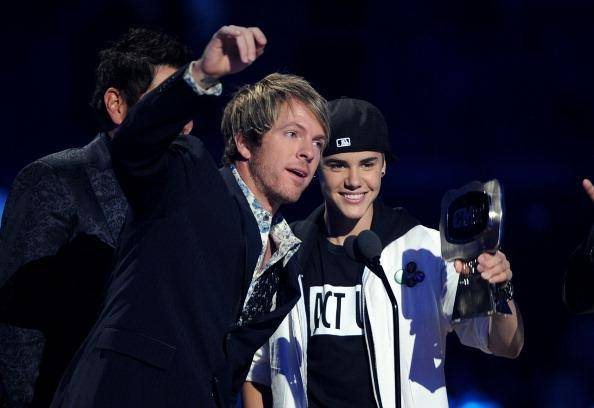 Joe Don Rooney, da banda Rascal Flatts, com Justin Bieber - Getty Images/ Jason Merritt