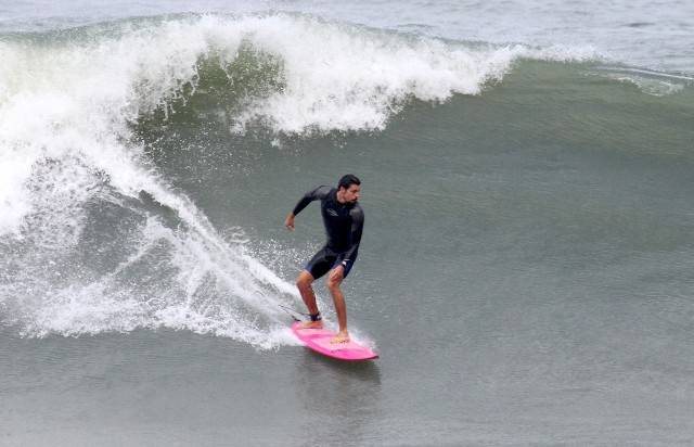 Cauã Reymond surfa na Prainha, Rio de Janeiro - AgNews/Dilson Silva