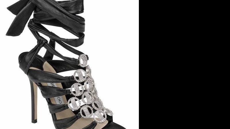 Brilho próprio: Sandália de couro napa com discos de cristal Swarovski JIMMY CHOO 11 3552- 2052 [jimmychoo.com] - Divulgação