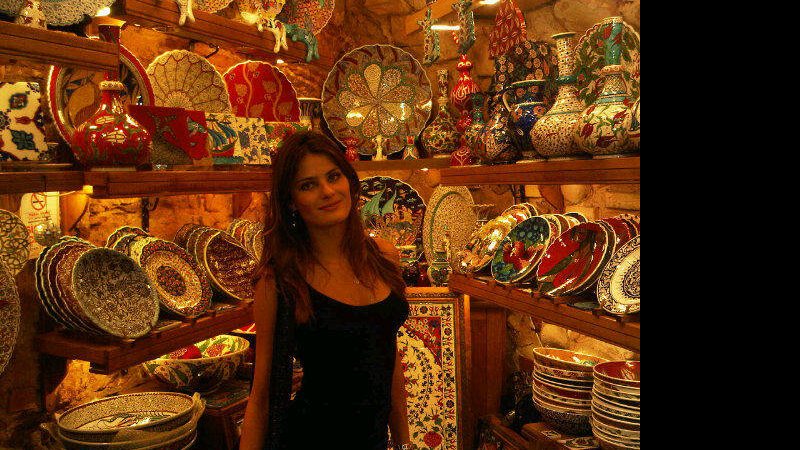 Isabeli Fontana faz compras na Turquia - Reprodução / Twitter