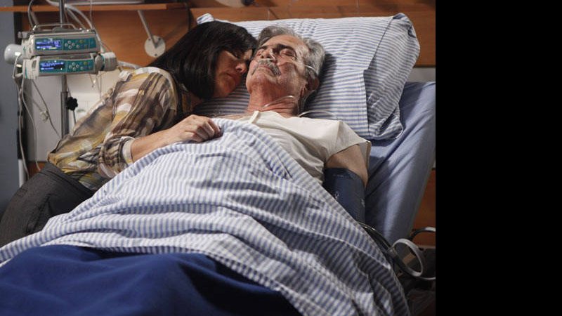 Teodoro (Tarcísio Meira) morre em hospital ao lado da mulher, Norma (Gloria Pires), em 'Insensato Coração' - Reprodução / TV Globo