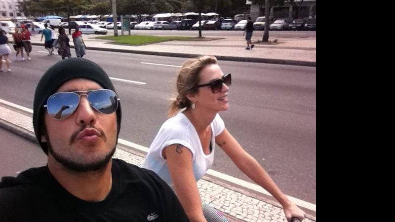 Foto postada no Twitter de Pedro Scooby e Luana Piovani em passeio de bike no Leblon - Reprodução/ Twitter