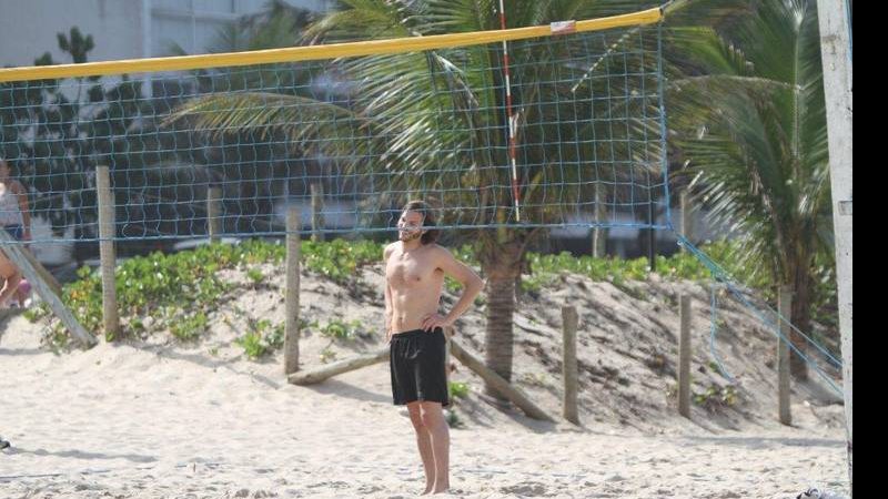 Ashton Kutcher e amigos: partida de vôlei na praia - Gabriel Reis e Delson Silva/AgNews