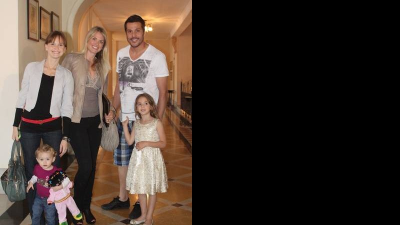 Fernanda Rodrigues com a filha Luisa e Susana Werner com o marido Julio Cesar e a filha Giulia - CLEOMIR TAVARES / DIVULGAÇÃO