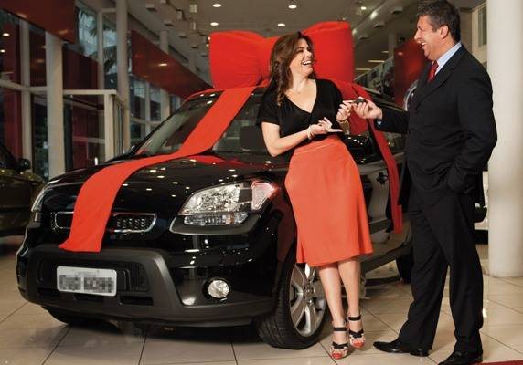 Na entrega do carro, em São Paulo, a atriz recebe as chaves de seu Kia Soul Flex de Paulo Loretti, da Kia Motors. - RENATA D'ALMEIDA