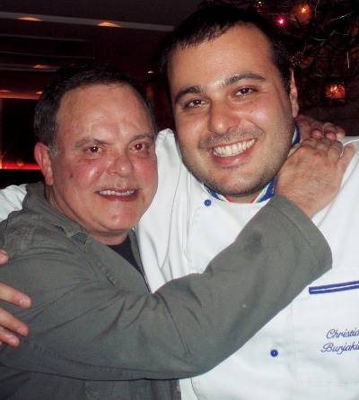 O apresentador Fernando Vanucci felicita o chef Christian Burjakian, em seu restaurante, em SP. - CALÃO JORGE, CÁSSIA DOMINGUES, CRISTIAN DOMINGUES, DUDU PACHECO, LIANE GOTLIB ZAIDLER, LORENZO FABRI, LUCAS ISMAEL, MÁRCIA STIVAL, MARCOS RIBAS E MONICA PEGADO