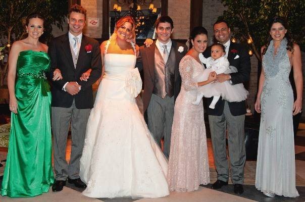 O casal com os padrinhos Fabiana Alvarez e Cássio Reis e Luciele Di Camargo e Denilson, com sua Maria Eduarda, e com a amiga Drica Lopes. - SAMUEL CHAVES/S4 PHOTO PRESS