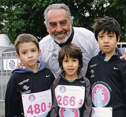 O repórter Tonico Pereira prestigia os netos João Colares, Antonio e Pedro Villares, em prova, em SP. - CLÁUDIO IZIDIO FERREIRA, FOTO STUDIO EQUIPE, GUILHERME GONGRA, MÁRCIA STIVAL, OVADIA SAADIA, PAULO GIANDALIA, RODRIGO ZORZI E VERA MASSARO