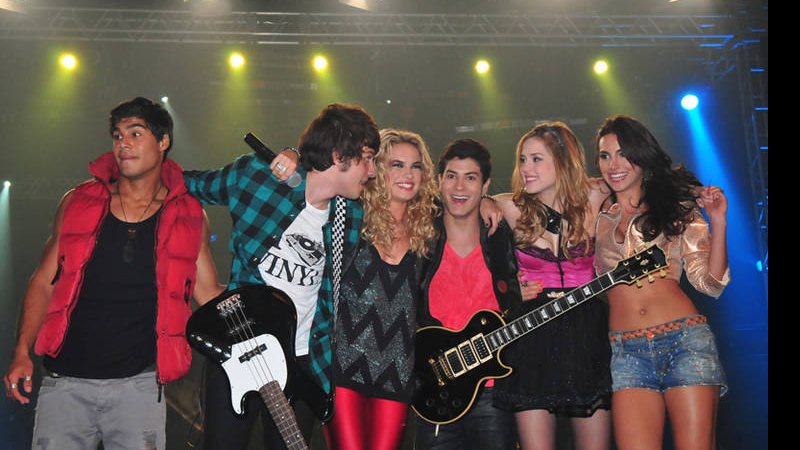 Pedro (Micael Borges), Tomás (Chay Suede), Diego (Arthur Aguiar), Alice (Sophia Abrahão), Carla (Mel Fronckowiak) e Roberta (Sophia Abrahão) - Munir Chatack / Record