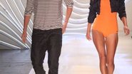 Ashton Kutcher e Alessandra Ambrosio no desfile da Colcci no SPFW - Roberto Filho / AgNews