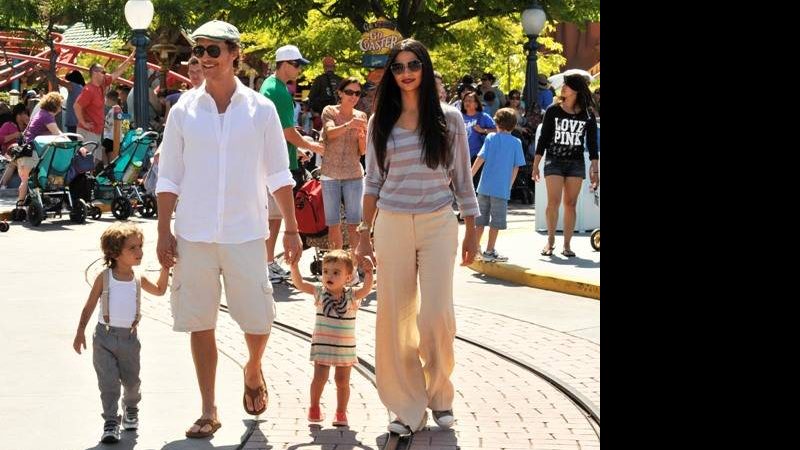 Matthew McConaughey e Camila Alves com os filhos na Disney, na Califórnia - Getty Images