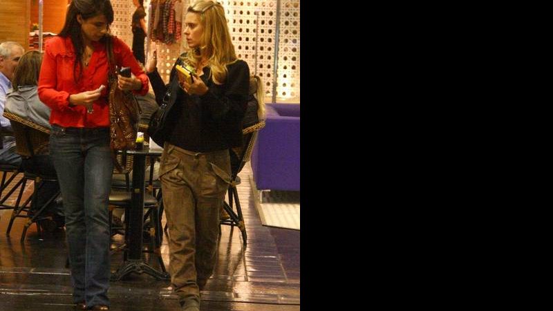 Carolina Dieckmann e Maria Ribeiro em shopping no Rio de Janeiro - Daniel Delmiro / AgNews