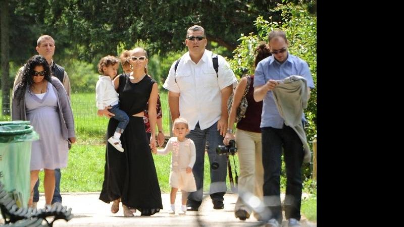 Jennifer Lopez com os filhos Maximilian "Max" David Muniz e Emme Maribel Muniz - Getty Images