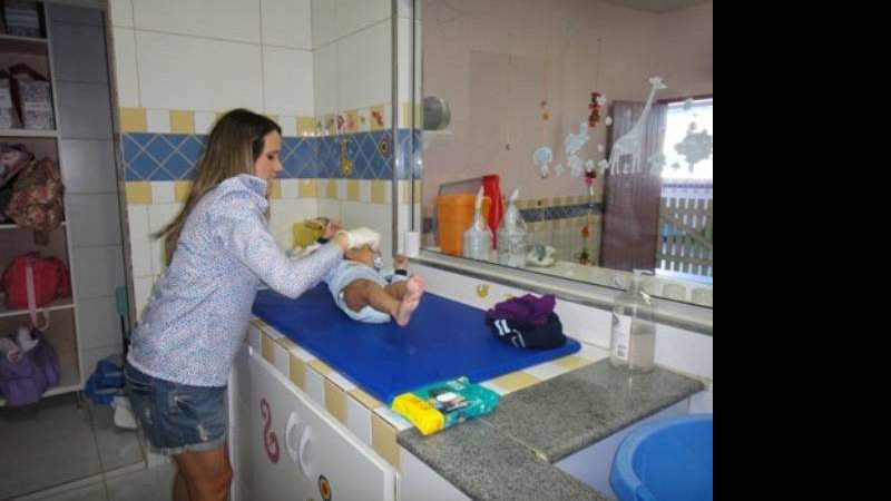 Grávida de seis meses, Fernanda Pontes grava matéria em creche - Reprodução/ Bloglog