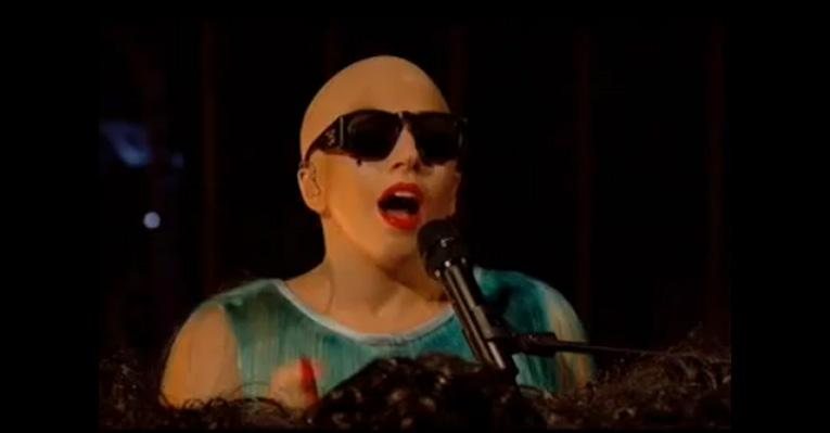 Lady Gaga se apresentou em talk show britânico com uma touca 'careca' na cabeça - Reprodução