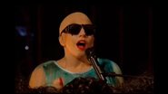 Lady Gaga se apresentou em talk show britânico com uma touca 'careca' na cabeça - Reprodução