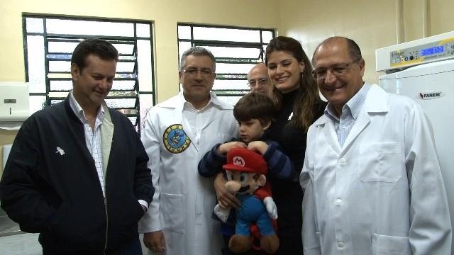 O prefeito Gilberto Kassab, o ministro Alexandre Padilha, a modelo Isabeli Fontana com o filho Lucas, e o governador Geraldo Alckmin - Reprodução