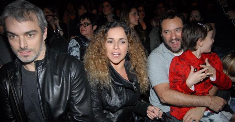 Daniela Mercury confere desfile da marca Ronaldo Fraga - Celso Akin / AgNews