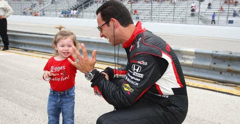 Helio Castroneves com a filha Mikaella - Divulgação