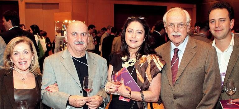 Carmem e o marido, Ciro Lilla, e Claudia e Modesto Carvalhosa em evento de vinhos com Gil Carvalhosa Leite, neto de Modesto, SP. - AMANDA JÜRGENSEN, ELIANA ASSUMPÇÃO, GASTÃO FRÁGUAS, HILMAR CARRER, MÁRCIA STIVAL, NORIO ITO, OVADIA SAADIA, PAOLO PELLEGRINI, ROBERTO SILVA E RODOLFO NETO