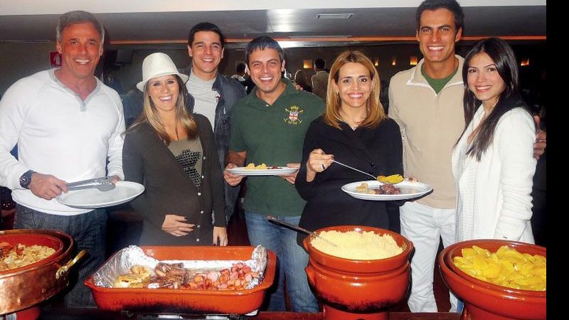 Vips saboreiam feijoada em SP - BERENICE LAMÔNICA