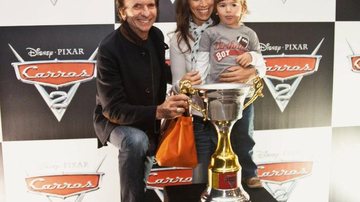 Fittipaldi com a esposa, Rossana, e o herdeiro Emerson no lançamento de Carros 2, nos cinemas a partir de quinta-feira, 23. - ANDERSON BORDE/AGNEWS