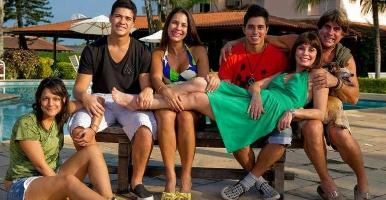 Fátima entre os netos Nayana e Carlos, a enteada, Bianca, o caçula, Carlos, e o marido, Carlos Alberto, com a cadela Kyube. - Cadu Pilotto