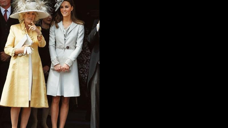 As duquesas da Cornualha e de Cambridge admiram a procissão de cavaleiros da Ordem de Garter. Com look cinza, Kate esbanja elegância. - FOTOS: REUTERS