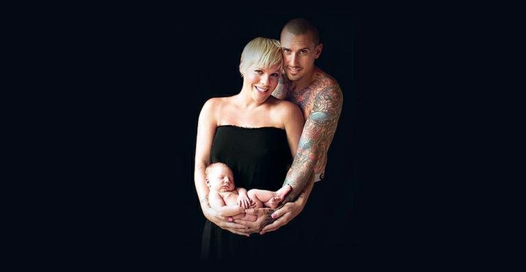 Pink posa com o marido, Carey Hart, e filha, Willow Sage - Reprodução/ People