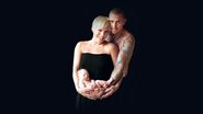 Pink posa com o marido, Carey Hart, e filha, Willow Sage - Reprodução/ People