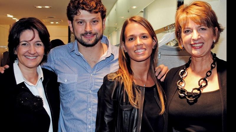 O fotógrafo André Molnar, em vernissage, é felicitado pela amiga Xênia Mozzaquatro, a namorada, Olivia Bologna, e a mãe dela, Eniza, São Paulo. - ANA PONTES , CARLA CAMP, DUDU PACHECO, ECCO PRESS, HÉLIO SIQUEIRA, LUIZ FERNANDO, RICARDO PRADO, ROBERTA GABARRON, SAMUEL CHAVES / S4 PHOTO PRESS E TIAGO ARCHANJO