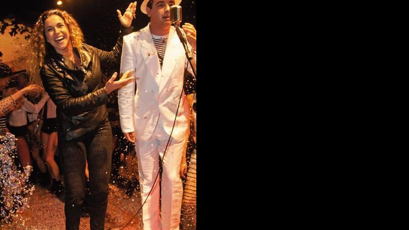 Com Rafael Raposo, cantora aplaude desfile. - VAGNER CAMPOS