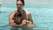 Kaká com o filho Luca em hotel de Miami - Grosby Group