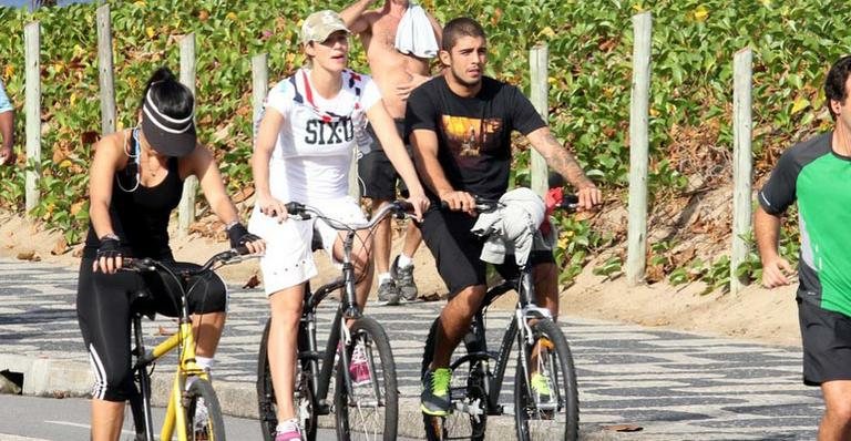 Luana Piovana pedala com o namorado, Pedro Scooby - Wallace Barbosa/AgNews