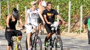 Luana Piovana pedala com o namorado, Pedro Scooby - Wallace Barbosa/AgNews