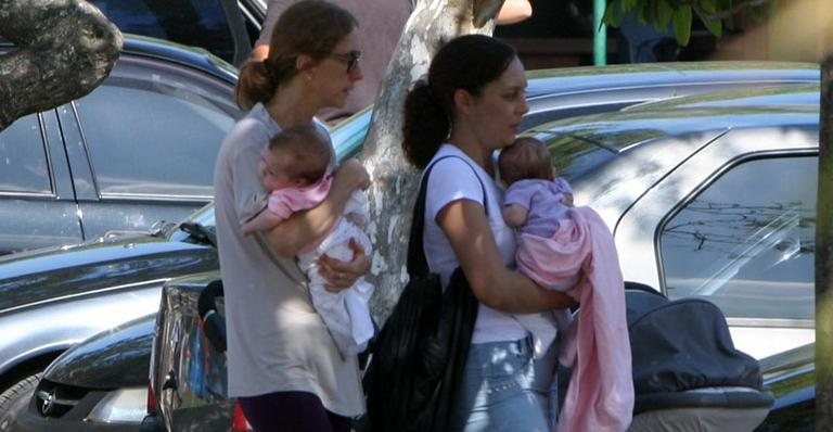 Betty Gofman passeia com as gêmeas no Rio de Janeiro - Gil Rodrigues / Photo Rio News