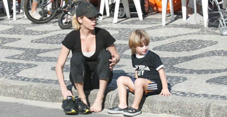 Danielle Winits brinca com os filhos na praia - J. Humberto / AgNews