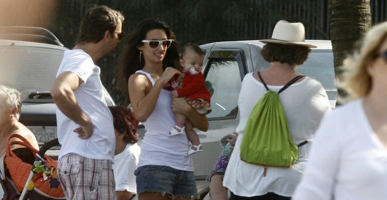 Marcelo Faria, Camila Lucciola e a pequena Felipa, de apenas cinco meses - Edson Teofilo/Photo Rio News