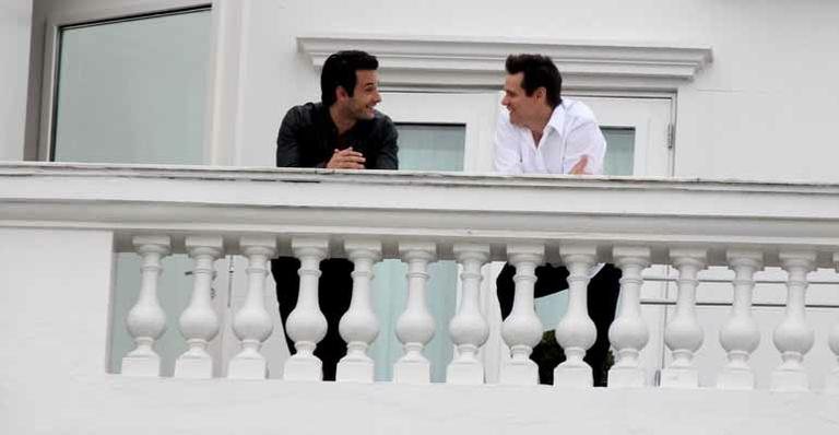 Rodrigo Santoro e Jim Carrey na varanda de hotel no Rio - Gabriel Reis e Delson Silva/AgNews