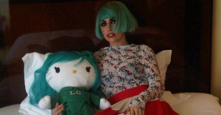 Lady Gaga com sua Hello Kitty personalizada - Rprodução/Twitter