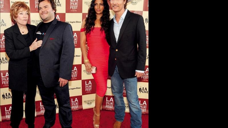 Shirley, Jack, Camila Alves e seu amado, Matthew McConaughey, na pré-estreia do longa de humor negro Bernie, em Los Angeles. - REUTERS