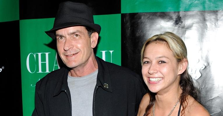 Charlie Sheen e Natalie Kenly - Getty Images