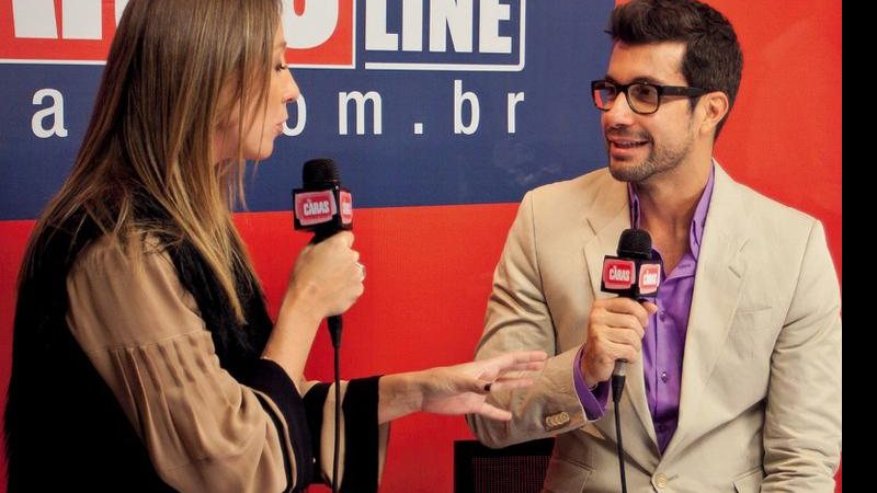 Bia Paes de Barros, editora de moda de CARAS, conversa com o cabeleireiro e maquiador Fernando Torquatto em estúdio montado dentro do Lounge CARAS, durante o São Paulo Fashion Week, na Bienal do Ibirapuera, em SP. - RENATA D´ALMEIDA E FABIO MIRANDA