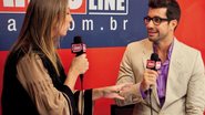 Bia Paes de Barros, editora de moda de CARAS, conversa com o cabeleireiro e maquiador Fernando Torquatto em estúdio montado dentro do Lounge CARAS, durante o São Paulo Fashion Week, na Bienal do Ibirapuera, em SP. - RENATA D´ALMEIDA E FABIO MIRANDA