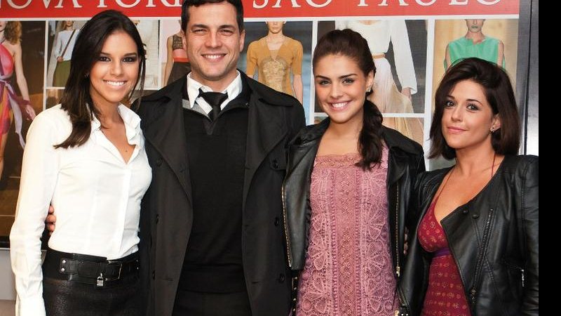 Os atores Mariana Rios, Daniel Boaventura, Paloma Bernardi e Priscila Sol se encontram durante o São Paulo Fashion Week, na Bienal, no Parque do Ibirapuera, na capital paulista. - RENATA D'ALMEIDA