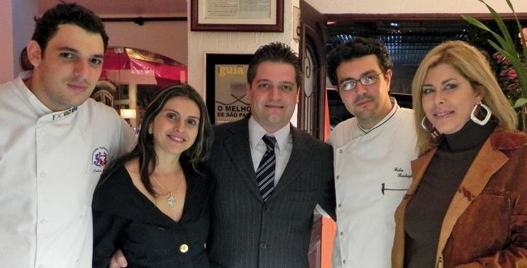 Os chefs João Mariano e Fábio Barbaglini recebem Juliana Agapito, Gustavo Veiga e a atriz Suzy Ayres em festival em restaurante em SP. - ANTONIO RAMON, CAROLINA MIRANDA