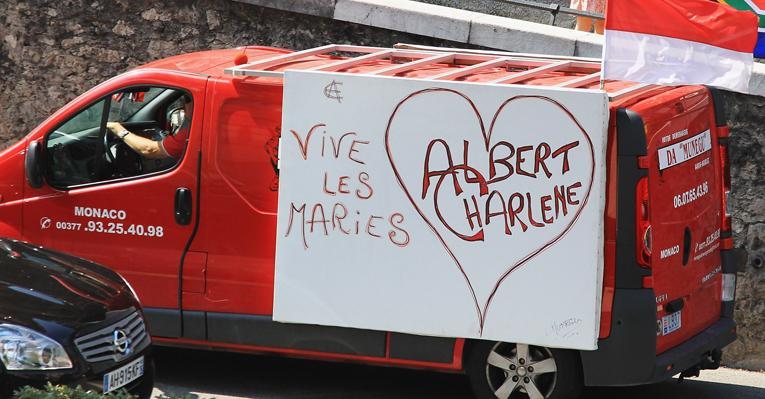 Carro celebrando a união do Príncipe Albert II e Charlene Wittstock pode ser visto nas ruas de Mônaco nesta sexta-feira, 1º - Getty Images