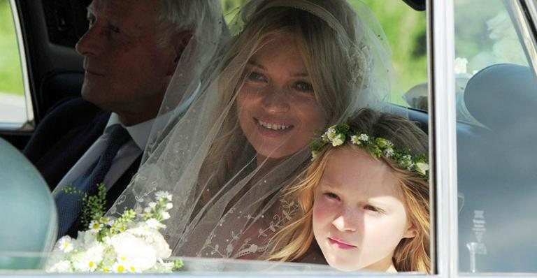 Kate Moss é fotografada chegando na sua cerimônia de casamento - GrosbyGroup