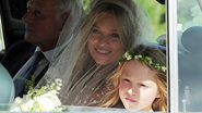 Kate Moss é fotografada chegando na sua cerimônia de casamento - GrosbyGroup