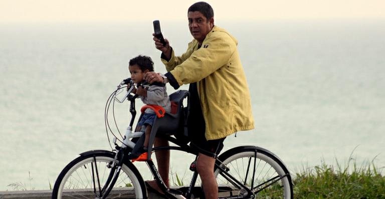 Zega Pagodinho passeia de bicicleta com o neto Noah pela orla da Barra, no Rio - Marcos Ferreira/Photo Rio News